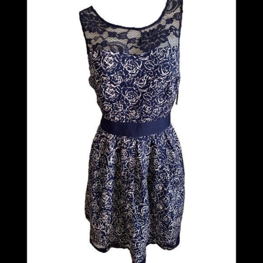 BB Dakota Lace Print Dress - 10 navy , lace.  NWT , keyhole back